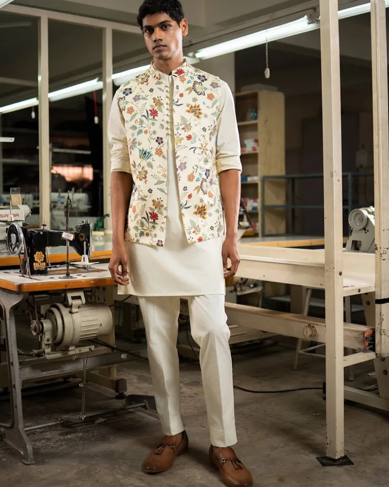 Kaari Open Bandi With Matching Kurta Pajama Set