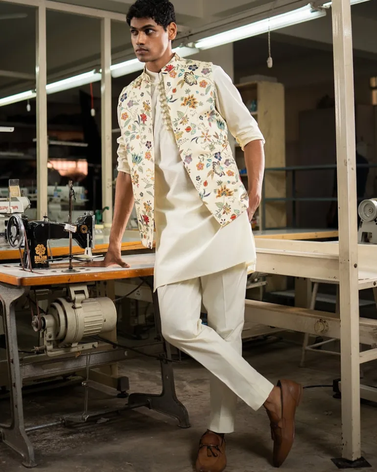 Kaari Open Bandi With Matching Kurta Pajama Set