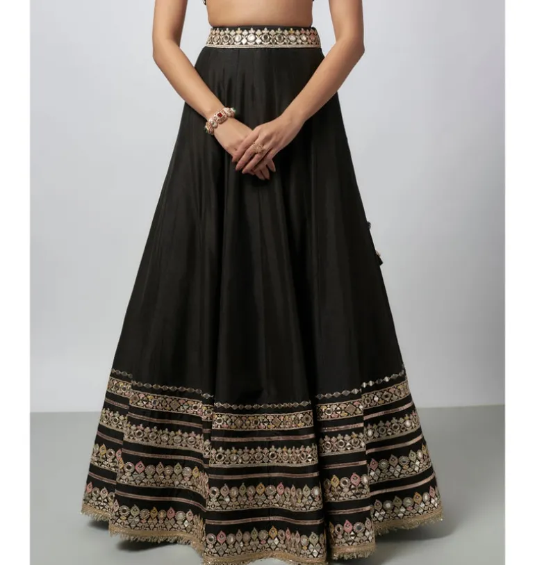Maanyata Lehenga Set